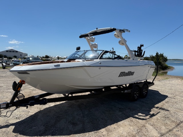 2025 Malibu 23 LSV Icon